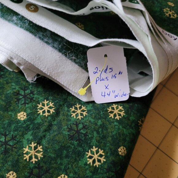 Vintage Christmas Fabric V.I.P. Gold Snowflakes on Green Backgrd 2 Yards + 15" - Picture 1 of 3